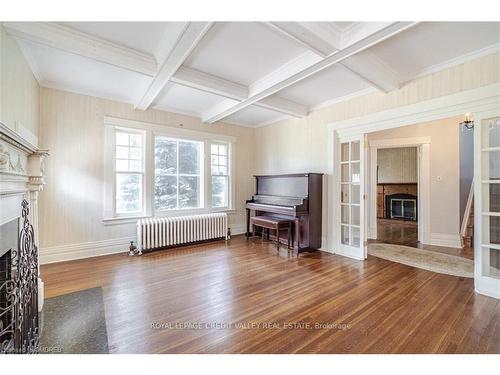 322 Queen St S, Mississauga, ON - Indoor Photo Showing Living Room With Fireplace