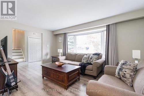 28 Harding Avenue, Barrie (Cundles East), ON - Indoor Photo Showing Living Room