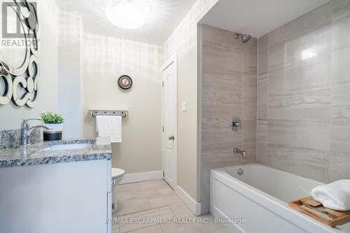 1 King William Street, Brant, ON - Indoor Photo Showing Bathroom