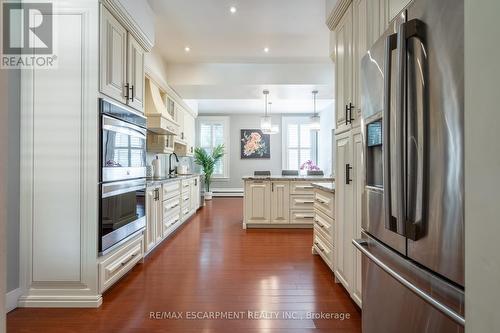 1 King William Street, Brant, ON - Indoor Photo Showing Kitchen With Upgraded Kitchen