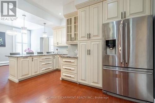 1 King William Street, Brant, ON - Indoor Photo Showing Kitchen With Upgraded Kitchen