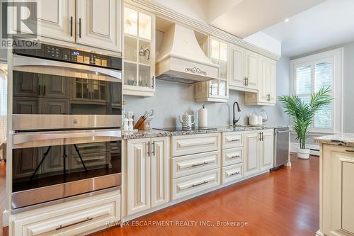 1 King William Street, Brant, ON - Indoor Photo Showing Kitchen With Upgraded Kitchen