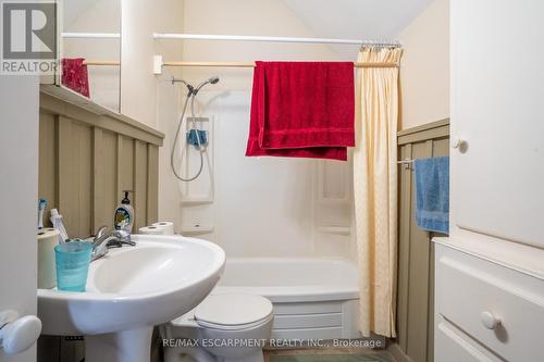 1 King William Street, Brant, ON - Indoor Photo Showing Bathroom