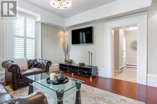 1 King William Street, Brant, ON - Indoor Photo Showing Living Room