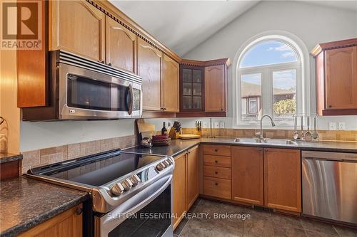 408 Pearl Street W, Brockville, ON - Indoor Photo Showing Kitchen With Double Sink