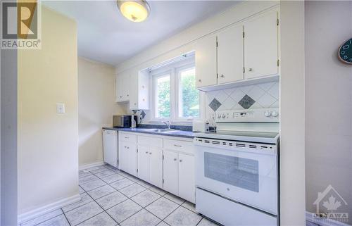 34 Amos Avenue, Waterloo, ON - Indoor Photo Showing Kitchen