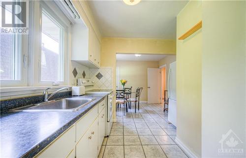 34 Amos Avenue, Waterloo, ON - Indoor Photo Showing Kitchen