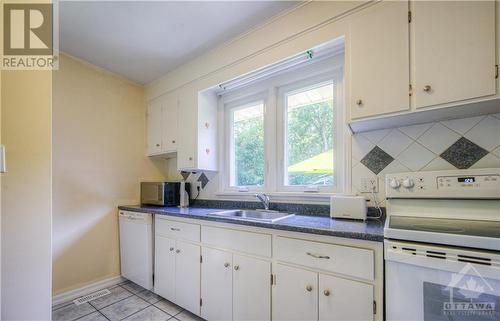 34 Amos Avenue, Waterloo, ON - Indoor Photo Showing Kitchen With Double Sink