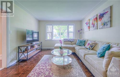 34 Amos Avenue, Waterloo, ON - Indoor Photo Showing Living Room