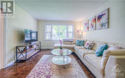 34 Amos Avenue, Waterloo, ON - Indoor Photo Showing Living Room