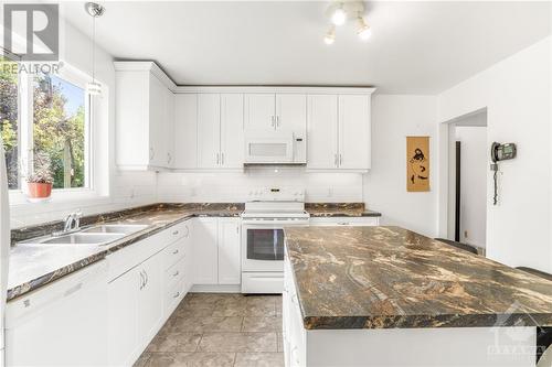 3 Blue Spruce Court, Ottawa, ON - Indoor Photo Showing Kitchen With Double Sink