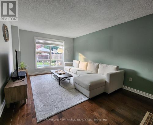 69 New Haven'S Way, Markham (Thornhill), ON - Indoor Photo Showing Living Room