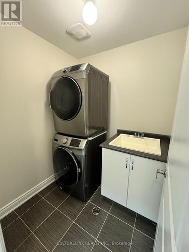 30 Festival Court, East Gwillimbury, ON - Indoor Photo Showing Laundry Room