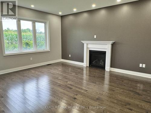 30 Festival Court, East Gwillimbury, ON - Indoor With Fireplace