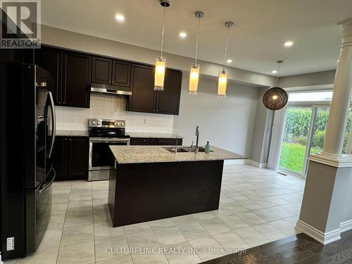 30 Festival Court, East Gwillimbury, ON - Indoor Photo Showing Kitchen With Double Sink With Upgraded Kitchen