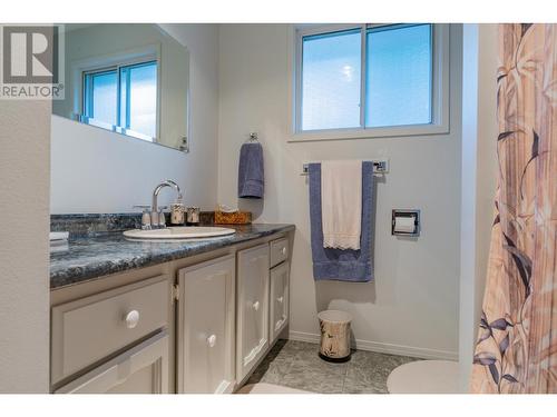 2504 14Th  Avenue, Castlegar, BC - Indoor Photo Showing Bathroom