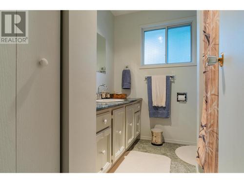 2504 14Th  Avenue, Castlegar, BC - Indoor Photo Showing Bathroom