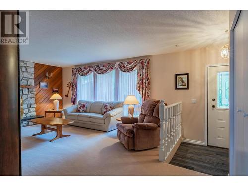 2504 14Th  Avenue, Castlegar, BC - Indoor Photo Showing Living Room