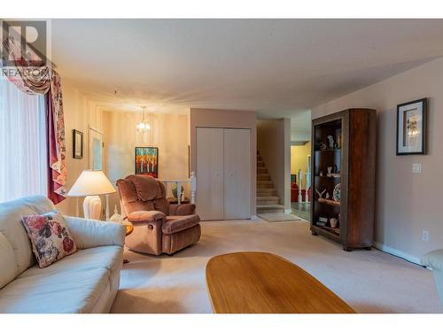 2504 14Th  Avenue, Castlegar, BC - Indoor Photo Showing Living Room