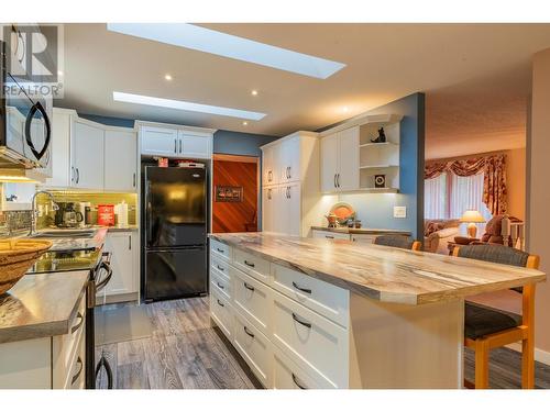 2504 14Th  Avenue, Castlegar, BC - Indoor Photo Showing Kitchen