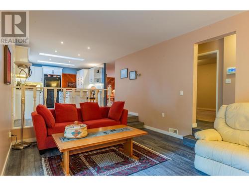 2504 14Th  Avenue, Castlegar, BC - Indoor Photo Showing Living Room