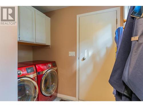 2504 14Th  Avenue, Castlegar, BC - Indoor Photo Showing Laundry Room