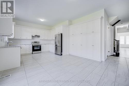 7 Malaspina Close, Brampton, ON - Indoor Photo Showing Kitchen