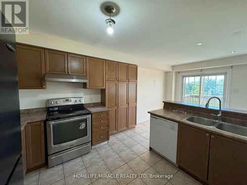 13 - 18 Bay Breeze Drive, Brampton (Sandringham-Wellington), ON - Indoor Photo Showing Kitchen With Double Sink