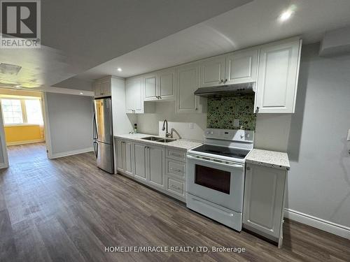 13 - 18 Bay Breeze Drive, Brampton (Sandringham-Wellington), ON - Indoor Photo Showing Kitchen With Double Sink