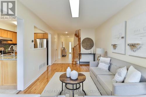 6113 Rowers Crescent, Mississauga, ON - Indoor Photo Showing Living Room