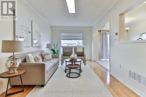 6113 Rowers Crescent, Mississauga, ON - Indoor Photo Showing Living Room