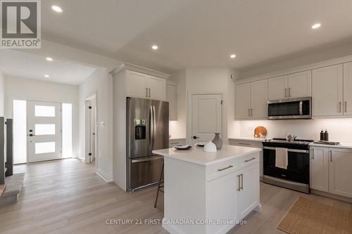 44 Greene Street, South Huron (Exeter), ON - Indoor Photo Showing Kitchen With Upgraded Kitchen