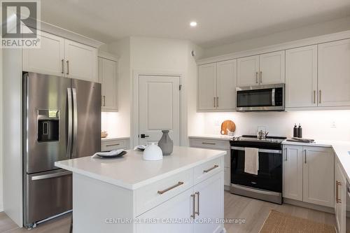 44 Greene Street, South Huron (Exeter), ON - Indoor Photo Showing Kitchen With Upgraded Kitchen