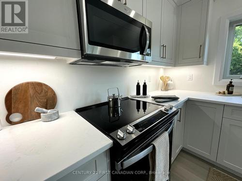 44 Greene Street, South Huron (Exeter), ON - Indoor Photo Showing Kitchen With Upgraded Kitchen