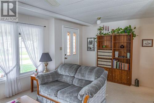 255 Highland Springs Street, Lambton Shores (Grand Bend), ON - Indoor Photo Showing Living Room