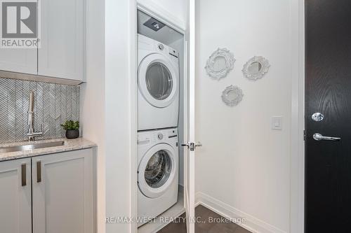 411 - 293 The Kingsway, Toronto (Edenbridge-Humber Valley), ON - Indoor Photo Showing Laundry Room