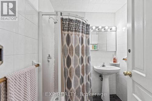 B - 11358 Longwoods Road, Middlesex Centre (Delaware Town), ON - Indoor Photo Showing Bathroom