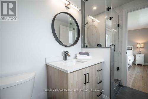 26 Elkwood Drive, Hamilton, ON - Indoor Photo Showing Bathroom