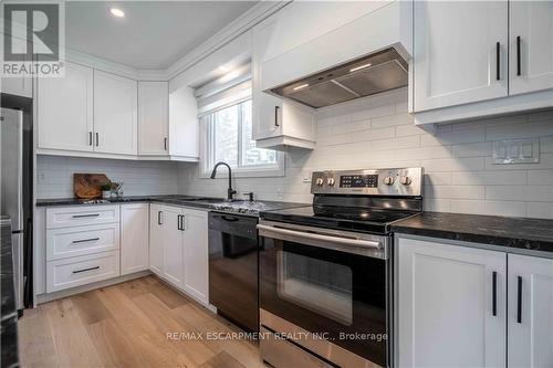 26 Elkwood Drive, Hamilton (Rolston), ON - Indoor Photo Showing Kitchen With Upgraded Kitchen