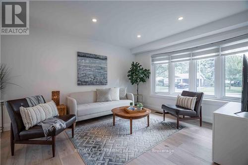 26 Elkwood Drive, Hamilton, ON - Indoor Photo Showing Living Room