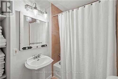 48 Sandra Street, Brantford, ON - Indoor Photo Showing Bathroom