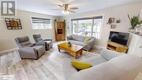 705 Old North Road, Huntsville (Chaffey), ON - Indoor Photo Showing Living Room