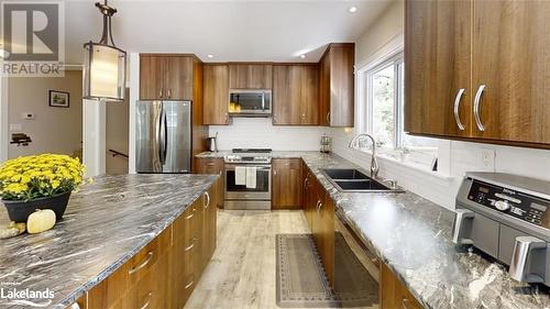 705 Old North Road, Huntsville, ON - Indoor Photo Showing Kitchen With Double Sink With Upgraded Kitchen