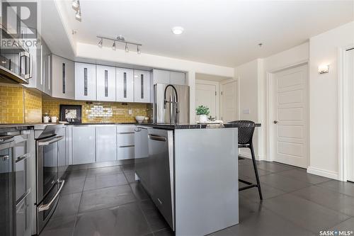 506 157 2Nd Avenue N, Saskatoon, SK - Indoor Photo Showing Kitchen With Stainless Steel Kitchen With Upgraded Kitchen