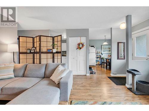 387 Monmouth Drive, Kamloops, BC - Indoor Photo Showing Living Room