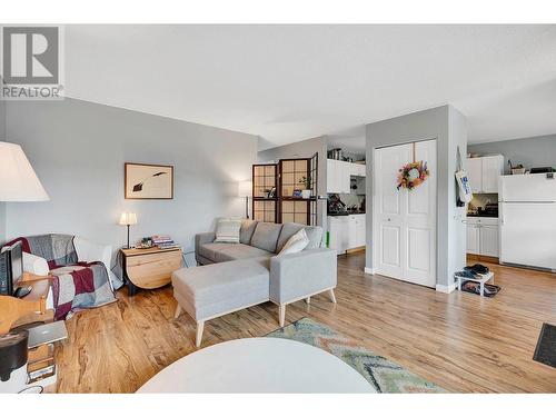 387 Monmouth Drive, Kamloops, BC - Indoor Photo Showing Living Room