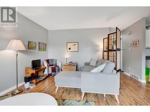 387 Monmouth Drive, Kamloops, BC - Indoor Photo Showing Living Room