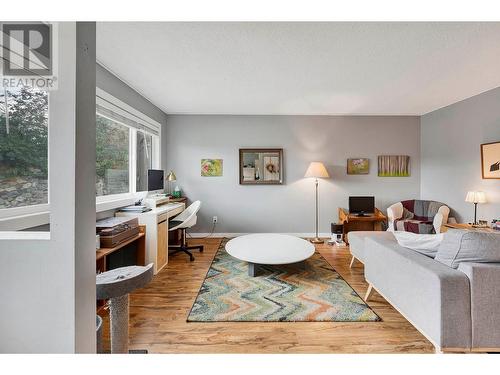 387 Monmouth Drive, Kamloops, BC - Indoor Photo Showing Living Room