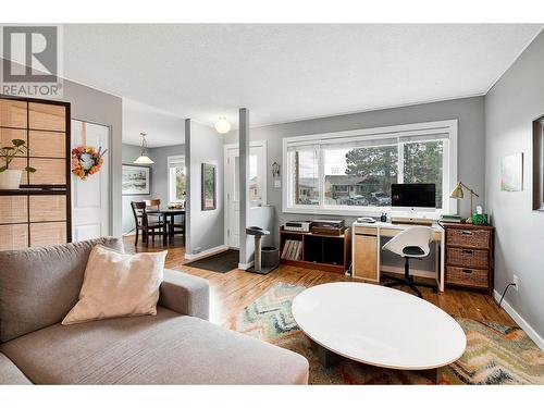 387 Monmouth Drive, Kamloops, BC - Indoor Photo Showing Living Room