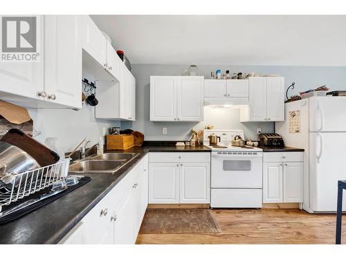 387 Monmouth Drive, Kamloops, BC - Indoor Photo Showing Kitchen With Double Sink